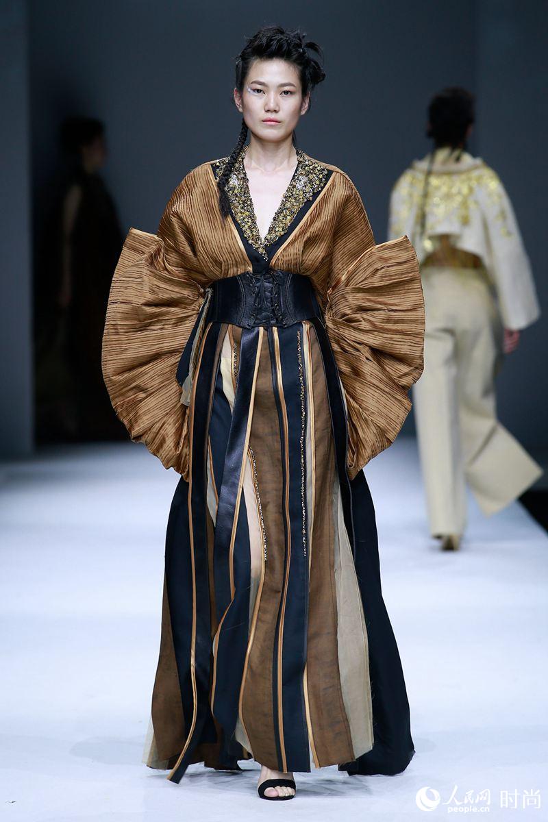 浙江理工大學服裝學院 2018屆服裝與服飾設計畢業(yè)作品發(fā)布會作品賞析